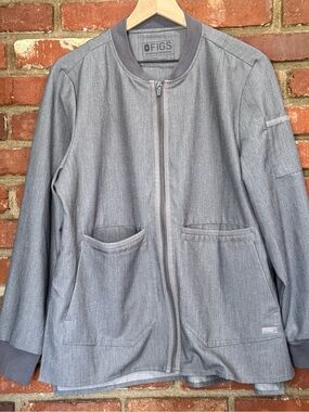 FIGS Light Heather Gray Zip Front Medical scrubs Jacket size Large/Flaws noted